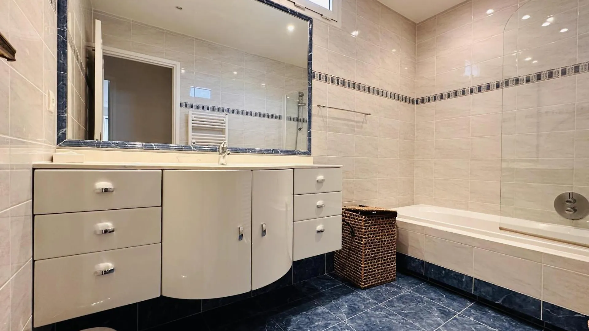 Two Bedroom Apartment On A High Floor In The Center Of Cannes A Few Steps From The Croisette Beaches - 2229