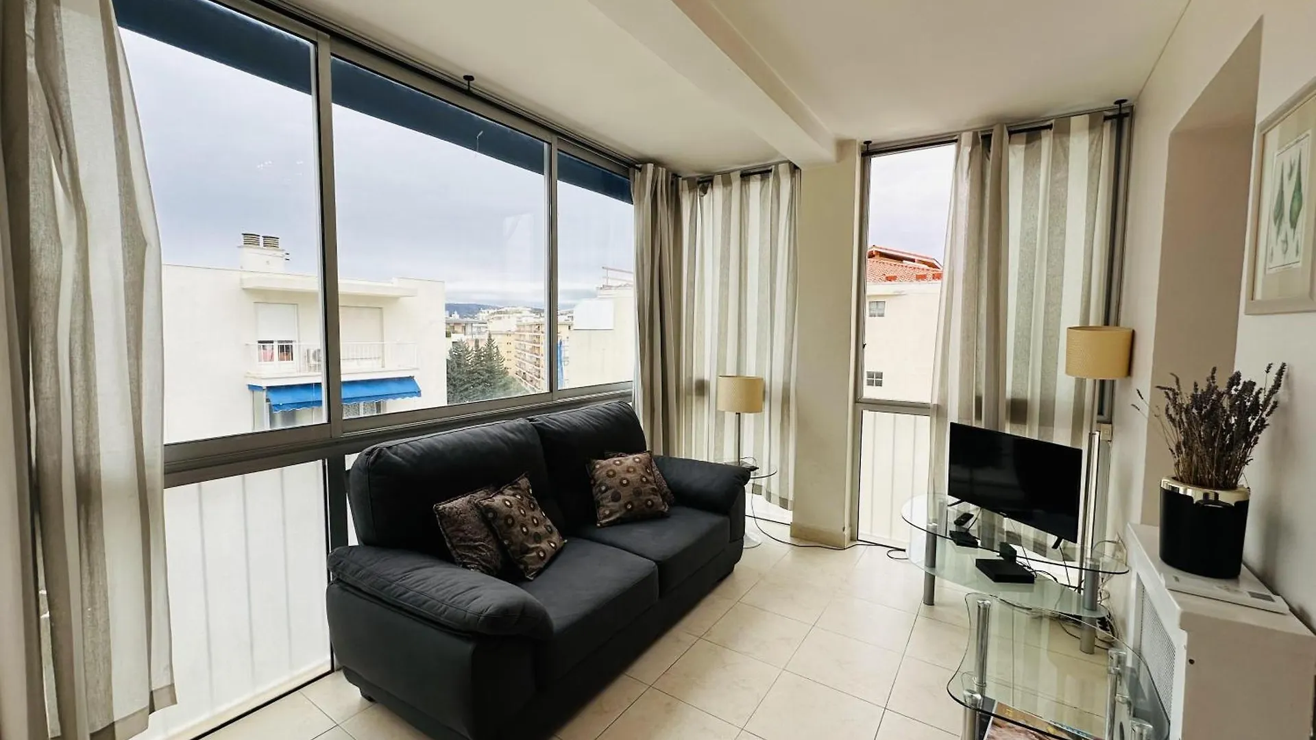Two Bedroom Apartment On A High Floor In The Center Of Cannes A Few Steps From The Croisette Beaches - 2229